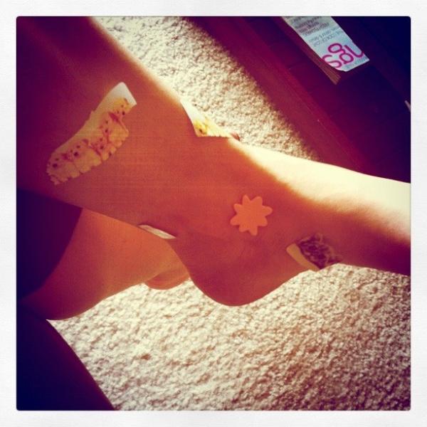 liam_hutcherson's tweet photo. Who needs a sticker book when you have mama's leg? http://t.co/kYcO1OKO