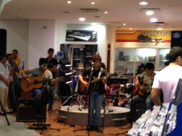 DoradoMusicCo's tweet image. Hoy Show Acústico de @7Avenida en #EntertainmentStore !!!