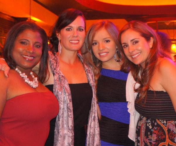 SandraItzel's tweet photo. con mis bellas @karymelozano #Viode #CarmenDaysi http://t.co/EbnyLMra