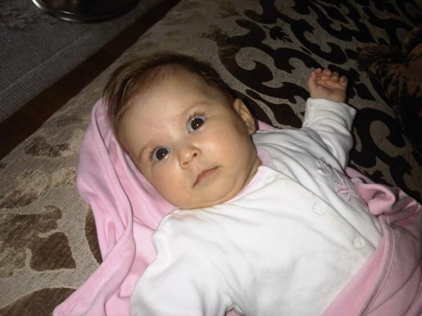 ariferdem72's tweet photo. kizim azra melahat http://t.co/18fo4wq