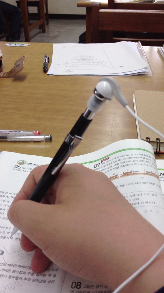 isp950831's tweet photo. 도서관와서 한다는게 이짓
"야 나도 음악들을줄 알아" http://t.co/0zZ4FhZE