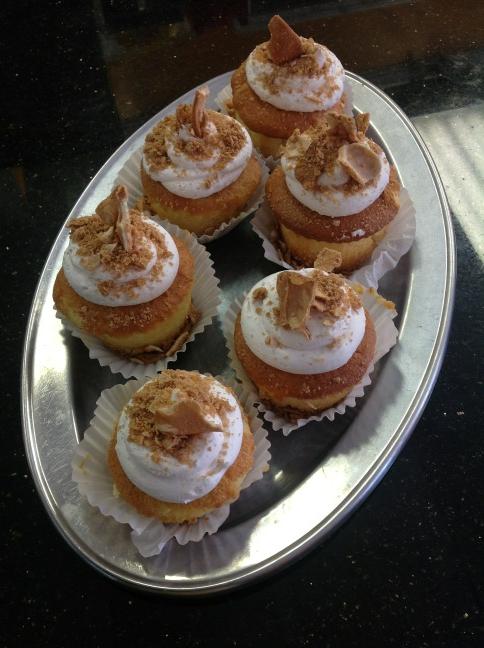 cliff_pd's tweet photo. Rum soaked Cannoli cupcakes http://t.co/9Plin5HP