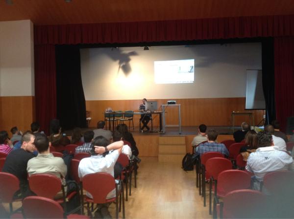 kelevrasl's tweet image. Arcadio Sánchez nos esta dando una lección de Aftershave Effect #NSConf2012 #NSCoder #Granada