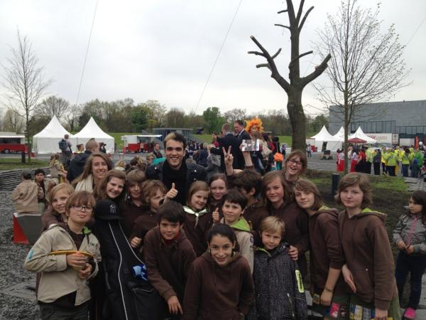 scoutsgenk's tweet photo. Allemaal op de foto met @YassSmaali! #lipdub #genk @stadgenk http://t.co/pvHbZAic