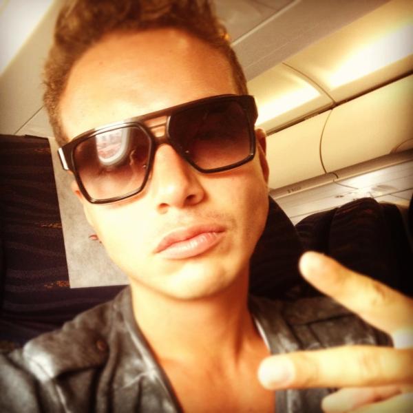 JBALVIN's tweet photo. Listo en el avión hoy en Barranquilla @trucupeydisco !! http://t.co/j4Sgualf