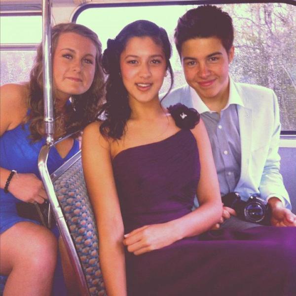 layla_thomas4's tweet image. with @harriet_bradbury and @charlie_worrall #prombus