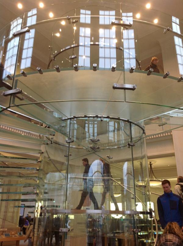 johnbeekmans's tweet photo. In de Applestore in Amsterdam geweest. Echt gaaf! Gave trap qua design en technische uitvoering! http://t.co/n8iHyuCy
