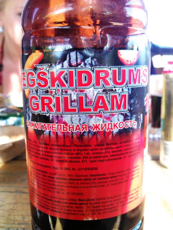 Asta e de curatat gratarul sau de facut foc? Sau de baut? pic.twitter.com/3goEK49d Asta e de curatat gratarul sau de facut foc? Sau de baut? pic.twitter.com/3goEK49d
