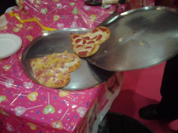 Barbie_Store's tweet photo. Amigas y siguen saliendo deliciosas pizzas, hechas por amiguitas como tu...y @familiasantino http://t.co/LxZYhRw3