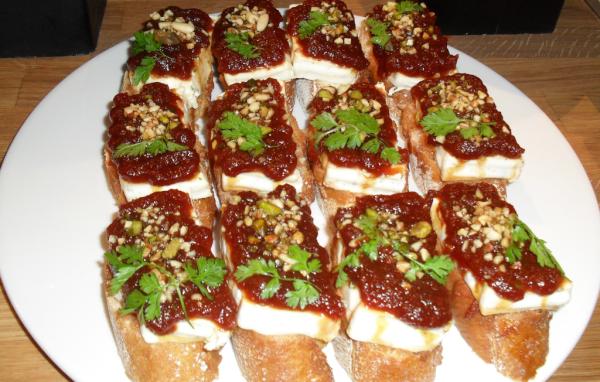 GrupoSAGARDI's tweet photo. Un pintxo que tiene mucho exito: Terrina de Queso con Verduras y Mermelada de Tomate 'Green Room' #BuenasNochesBNF3 http://t.co/n8gM52GE