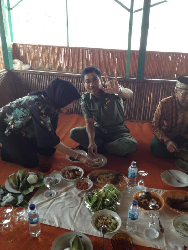 Makan siang bersama tokoh masyarakat sekaligus penebaran bibit ikan ke sungai