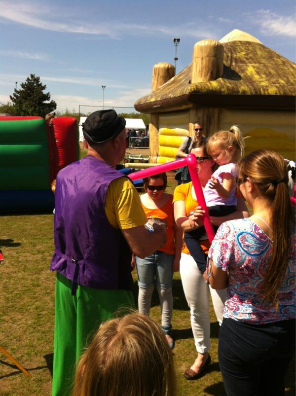 De clown heeft het er maar druk mee! #Koninginnedag