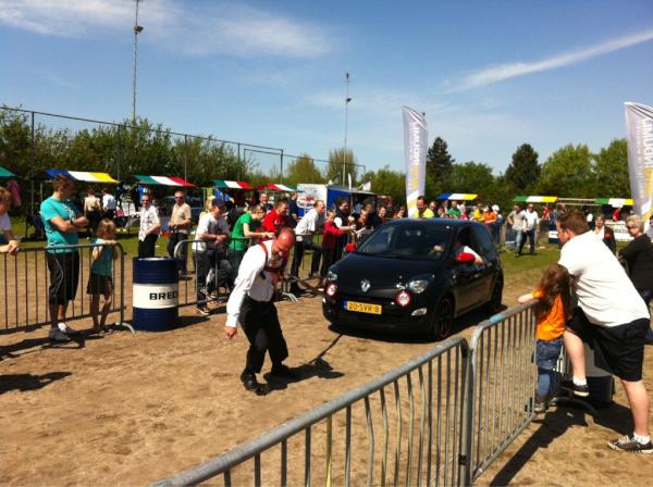 Burgemeester <a href="/BertBlase/">Bert Blase</a> laat zien dat hij "de kar kan trekken"!! #geweldig #Koninginnedag