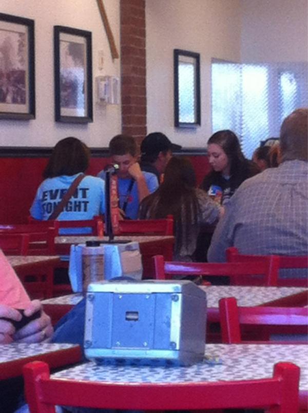 Bobby_McCrary's tweet photo. @alyxfairchild @mendenhalljess #creeper http://t.co/6sCWttTz