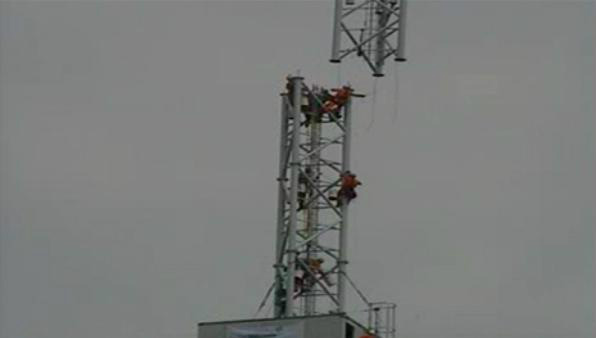 carmenserver's tweet photo. Omdat ook wij toch "radionerds" blijven, staat ook hier de stream aan van de herbouw van de zendmast in Hoogersmilde. http://t.co/6sdCNgUU