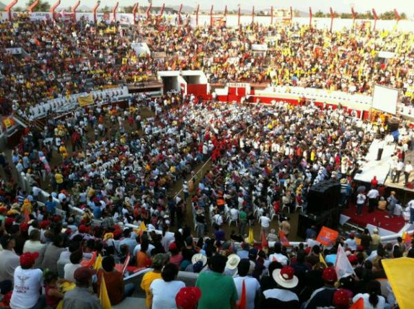 lopezobrador_'s tweet photo. En Mazatlán la gente nos está apoyando al 100 con inteligencia y pasión http://t.co/fW8XbS1M