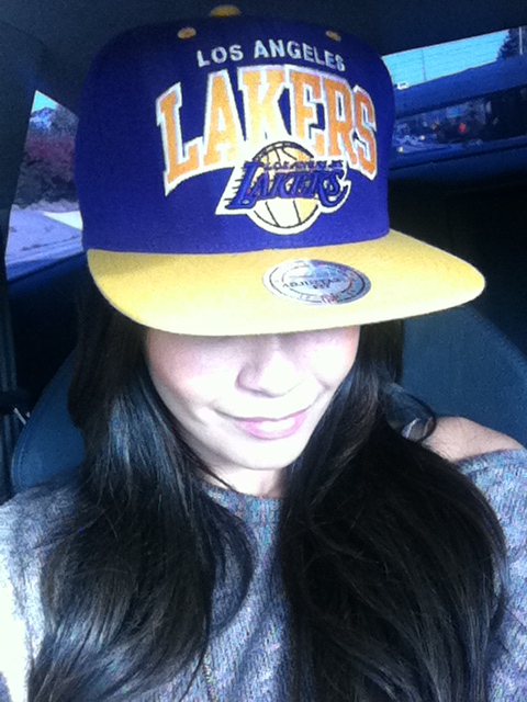 Just picked up a gift from my amazing #fan. #lakers #napback #wishlist http://t.co/3MfyuP4D