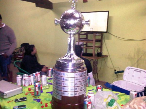 Radianc3's tweet photo. Compartiendo con los amigos de Area Franjeada y El Quincho..en CDE..en compañía de la Libertadores jojo \O/ http://t.co/B8ey0Rn8