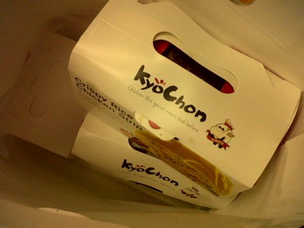 DannielleWXoXo's tweet image. This is what 40 pieces of KyoChon Chicken looks like! Garlic and Honey only = Heaven! #OverdidIT ☺