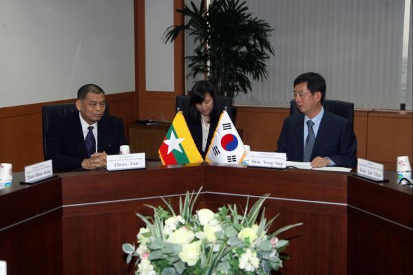 withkmcc's tweet photo. 신용섭 방송통신위원회 상임위원은 5월 14일(월) 오전, 테인 툰 미얀마 우정통신부 장관을 면담하고, 양국의 방송통신 분야 교류 협력에 관한 폭넓은 의견을 교환하였습니다. http://t.co/hicHXpRh http://t.co/AZyLA6bx