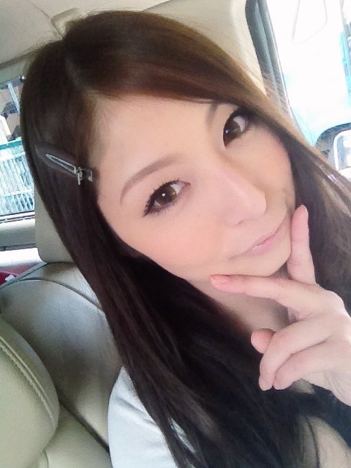 これから友達とご飯食べに行くなう(*^^*)なんか知り合いの人がもつ鍋作ってくれるみたーい(#^.^#)やった♪ http://t.co/zqK1ZVeK