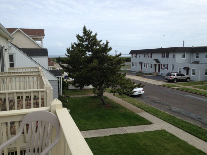 About a block away from the beachh. #lifeisgood #shorehouse http://t.co/8vNYHyUZ<a href="/tag/lifeisgood"class="tags">#lifeisgood</a><a href="/tag/shorehouse"class="tags"><span>#shorehouse</span></a>