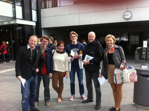 kdriks's tweet image. I dag på Internationella familjedagen kampanjar många kristdemokrater.Här i Uppsala #svpol #kd2012 #barntid #familjedag