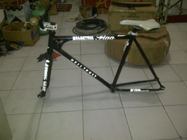 TeddyFix's tweet photo. WTS : frame CMX HELLTRUST custome 800rb #085645119930 #28B61E38 titip @SKPTNG  @Laspasik @FixieBikeMarket @BanjarmaFix http://t.co/PEzBHMqa