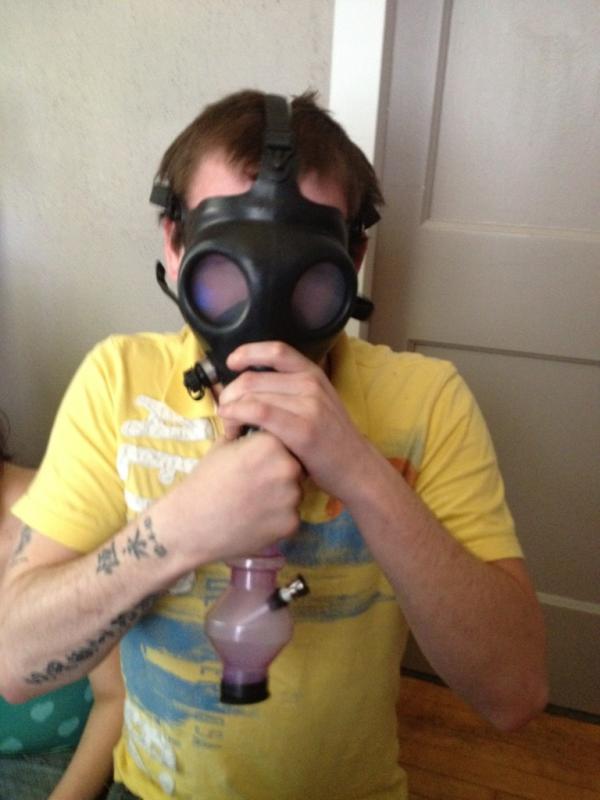iBurnKronik's tweet photo. Gas mask!! http://t.co/aAkLFh2R