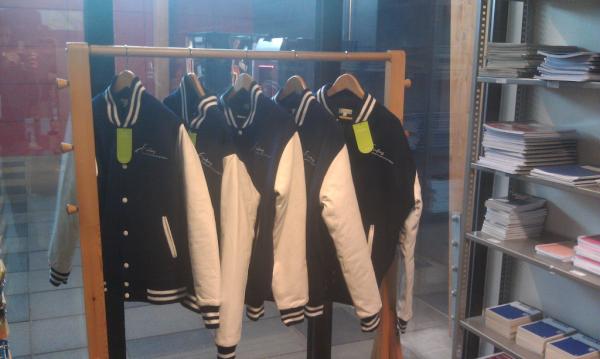 ErasmusShop's tweet photo. De Erasmus University college jackets zijn binnen!! maten: XS t/m XL, echt lederen mouwen en slechts € 75,- http://t.co/andHegj5