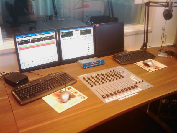 carmenserver's tweet photo. Omroep IJsselmond in het nieuw: De uitzendcomputer in CAR, de 2 PC's in de studio's en de workstation zijn vervangen. http://t.co/wIAC1fhX