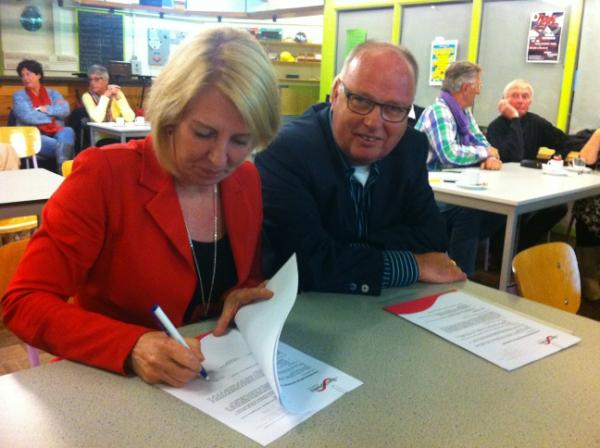 Formele ondertekening huurovereenkomst openbare bibliotheek door Mw. Van Creij. Nieuwe gebruiker #berchplaets #berghem