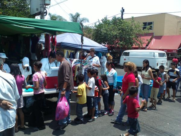 Obsequiand una refrescante nieve cn comerciantes y ciudadanos en la #colonia sta. Margarita <a href="/gabydistrito6/">gabriela plascencia</a> <a href="/sarampawilo/">Chava Perez</a>