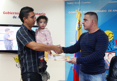 TarekWiliamSaab's tweet photo. #Tarek William Saab:“Desde 2005 hemos invertido casi 147MiLLBs en ayudas,cifra inédita de cualquier gobierno regional” http://t.co/0dkvYgEy