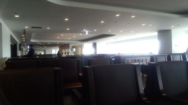 yuicro's tweet photo. 来ました！！JALのラウンジ☆窓からは目の前にヒコーキ:-) http://t.co/eHM7HOFd