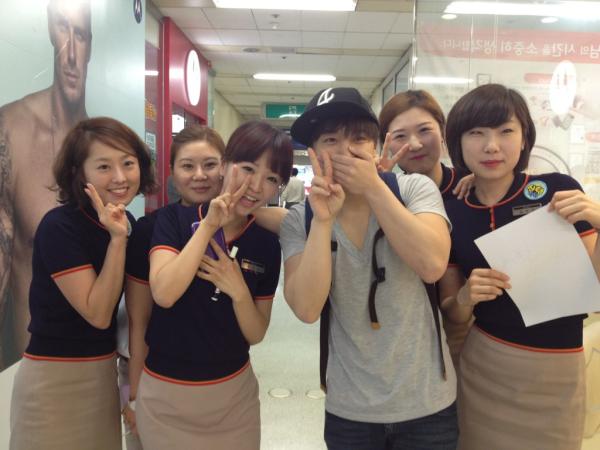 u728344's tweet photo. 오늘 직원들의 활력소 슈퍼주니어 성민이 왔습니다 직원들과 단체컷 메이컵을 하지않아 입을  가리셨어요 ㅋ 슈퍼주니어 짱 ㅋ 싸인도 받았답니다 열심히 근무합시당 ㅋ http://t.co/FMrJJac3 http://t.co/Nzkh9Yvp