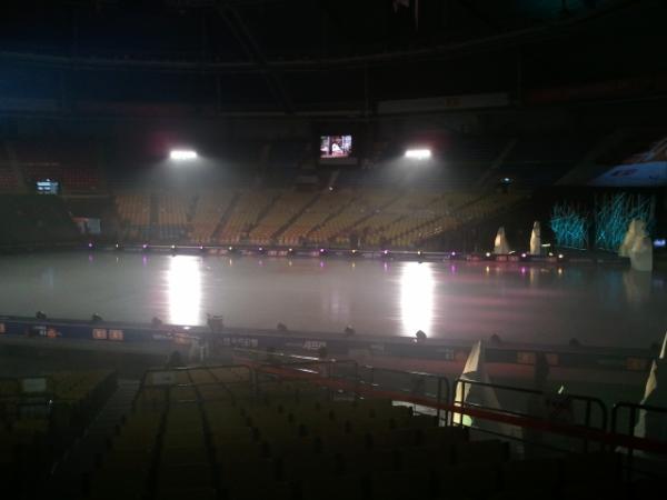 올림픽공원이 온통 축제마당이다.김연아 아이스쇼,싸이공연,SBS 희망 TV 생방송ᆢ
사진은 잠시 후 8시부터 김연아 아이스쇼가 펼쳐질 체조경기장 특설 링크!