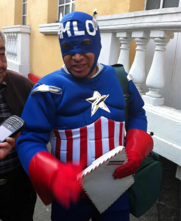 ExpansionMx's tweet image. Capitán AMLO llegó a la casa de campaña de @lopezobrador_ para entregarle "consejos" para el #debateIFE