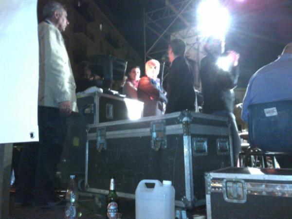 BarbaraEvola's tweet photo. Nel backstage della festa di chiusura della campagna elettorale, adesso a Piazza Marina http://t.co/k1953Wih