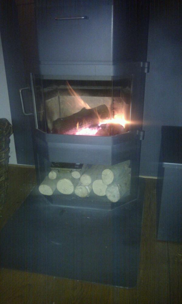 Duuven's tweet photo. Vier mei met de kachel brandend. http://t.co/B5YNanwP