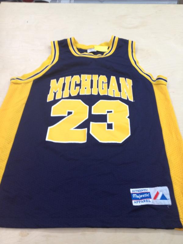 JSmoochy's tweet photo. @CLDmkt #sell #used Vintage Michigan Basketball Jersey Size XL #clothes #07062 $76 http://t.co/0GmTWgb2