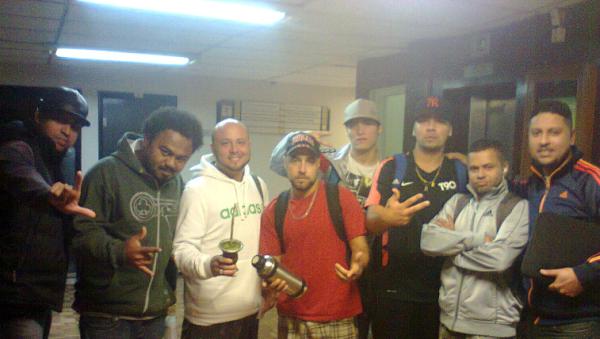 djpeia's tweet photo. da esq p/ dirt @Tchanonovaments @wnegroo @whitejaycpi eu @cristianolimaa_ @rappertaxi #Jukina e @ManoOxi Vamo família! http://t.co/wFZJsmR5