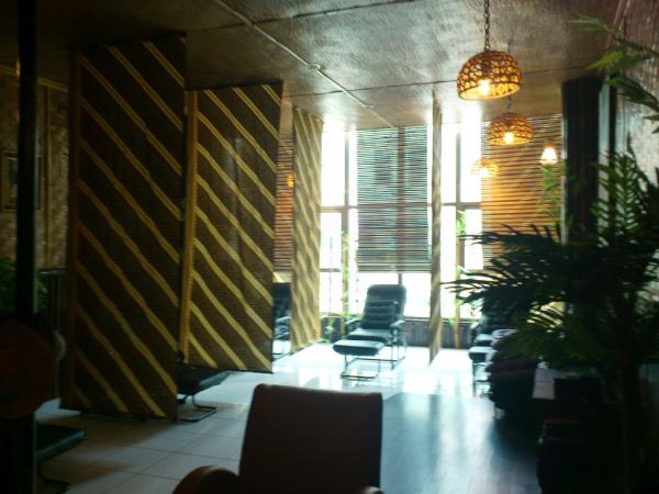 Suasana relax dengan desain bergaya Jawa.