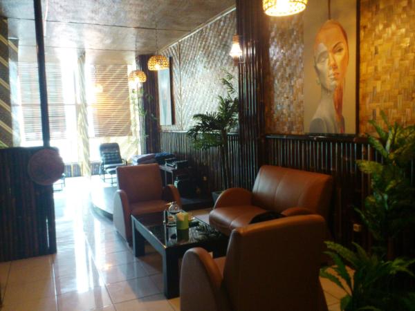 Santai menikmati pijatan kaki <a href="/relax_station/">relax-station</a>, lalu bersantap di <a href="/urbanwarteg/">urbanwarteg</a> ruko tangcity blok E.56