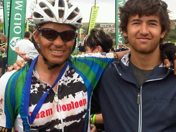 Gertjie Harmse with boet Louis at finish of @joBerg2c_journo #OMjoBerg2c