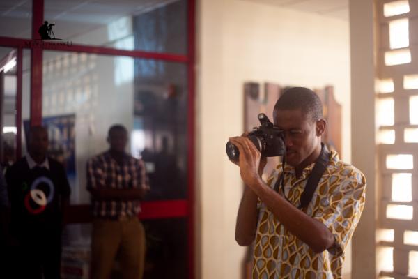 askmawuli's tweet image. @gamelmag operating a DSLR at #BlogCamp12 :)