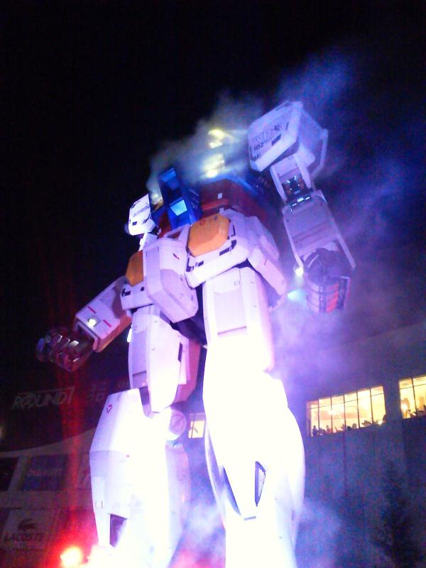 yanbe1004's tweet photo. 燃え上がれ燃え上がれガンダム http://t.co/E9zKif1b