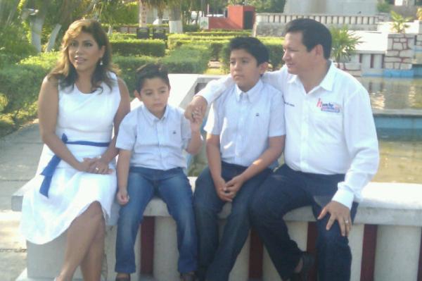 wenyamil's tweet photo. Hoy en la mañana grabamos  entrevista para megamedia en companía de mis hijos y Huacho. http://t.co/mVwQRduf