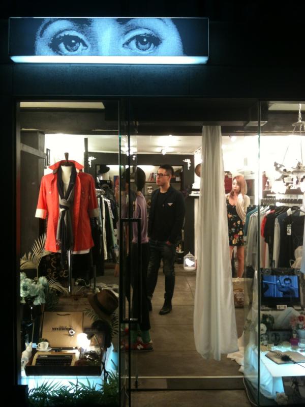 byclipse_YS's tweet photo. midnight MiNiHOMME in hongdae http://t.co/MFQVky3v