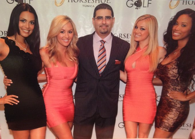 With our host the charming Romeo ;) @LeolaBell @RPomplun @NikkiLeighxo http://t.co/thsirmmT<a class="tags" href="/tag/leolabell">@leolabell</a><a href="/tag/hippiechicks"class="tags"><span>#hippiechicks</span></a>